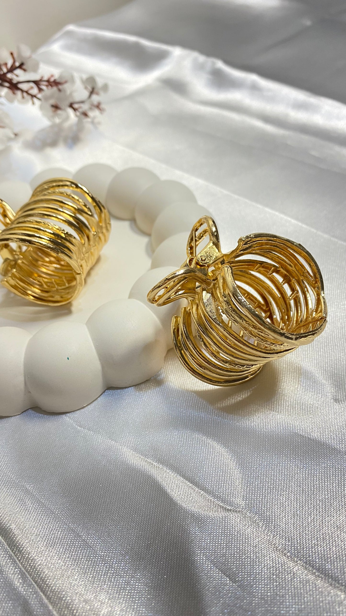 Gold Ribbed Metal Clature