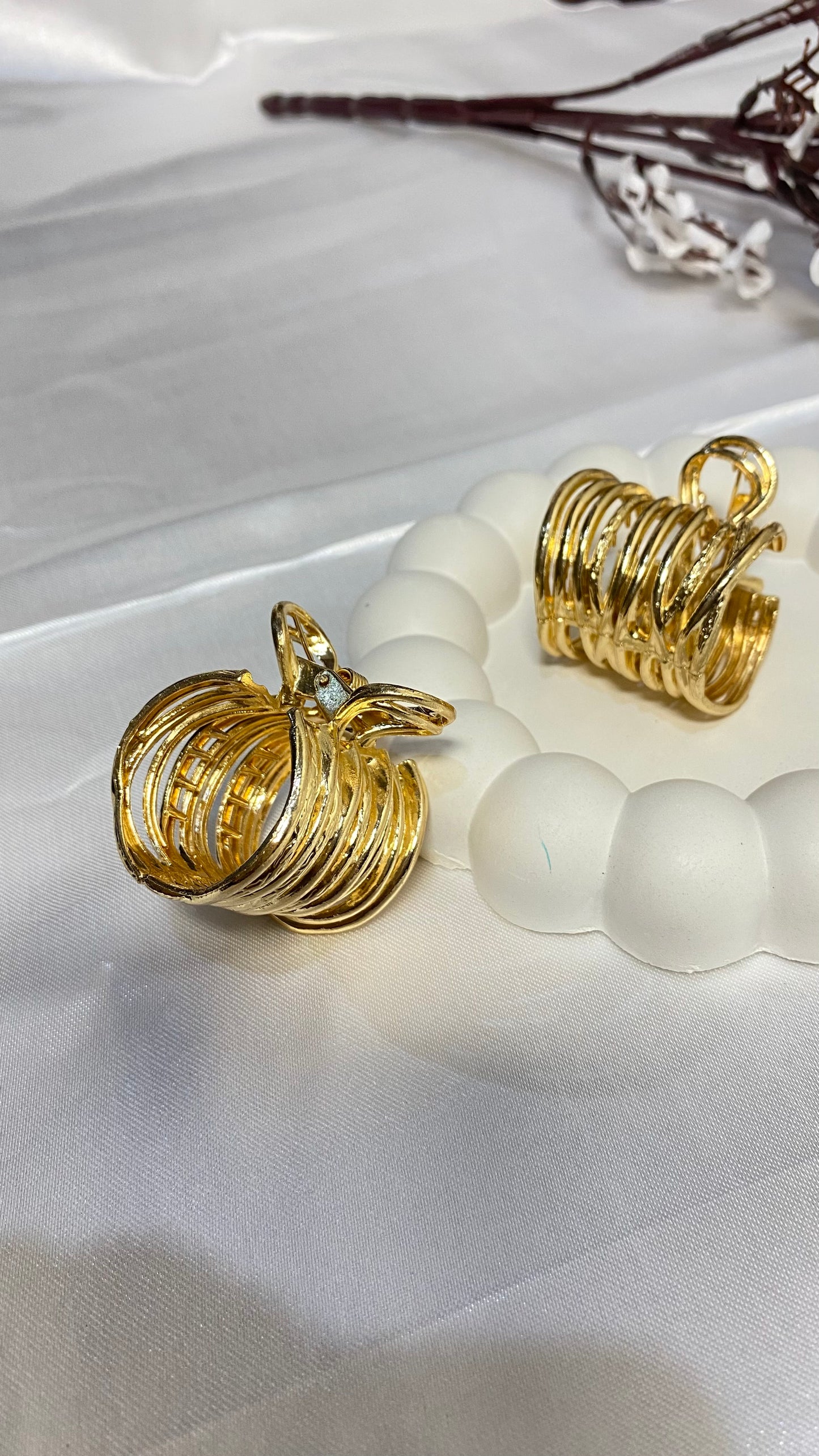 Gold Ribbed Metal Clature
