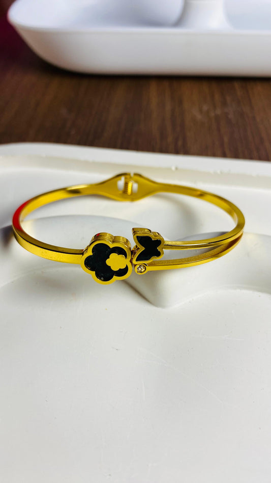 Floral charm bracelet